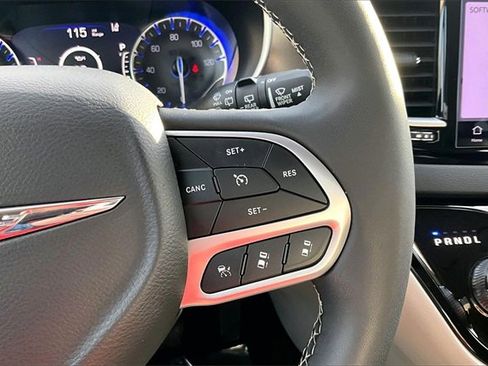 Used 2024 Chrysler Pacifica Touring-L image 19