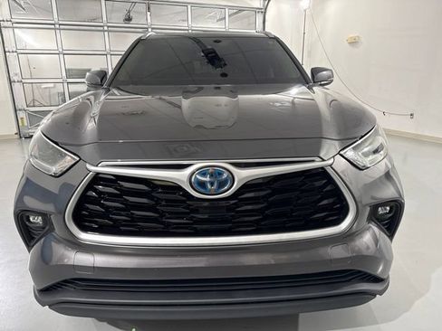 Used 2021 Toyota Highlander XLE FWD image 2