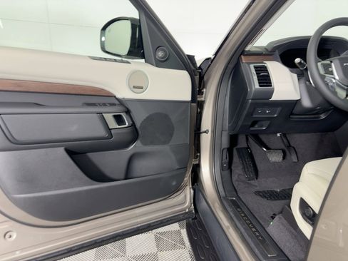 New 2026 Land Rover Discovery S image 5