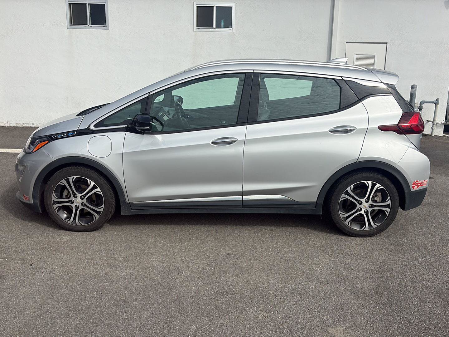 Used 2018 Chevrolet Bolt Premier w/ Driver Confidence II Package FWD image 2
