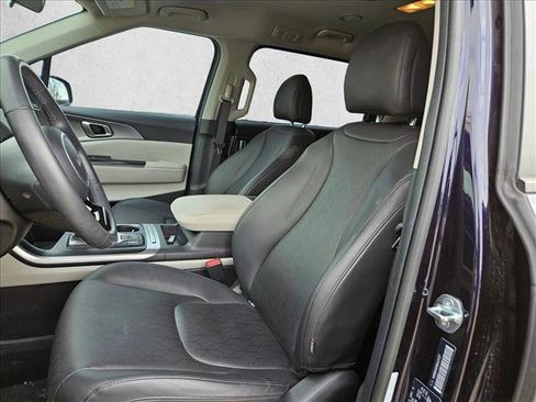 Used 2024 Kia Carnival LX image 19