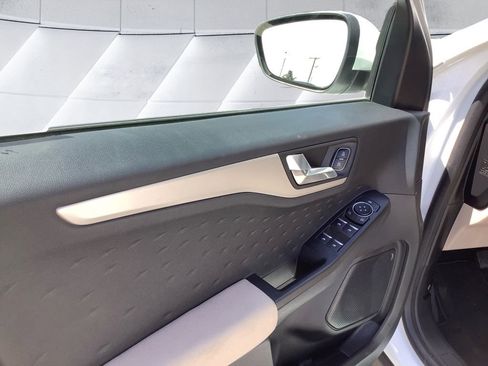 Used 2020 Ford Escape SE image 12