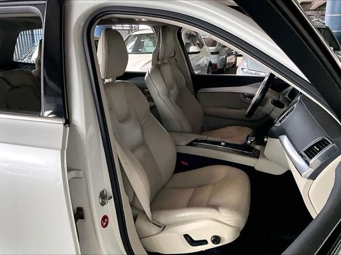 Used 2017 Volvo XC90 T6 Momentum w/ Vision Package image 9