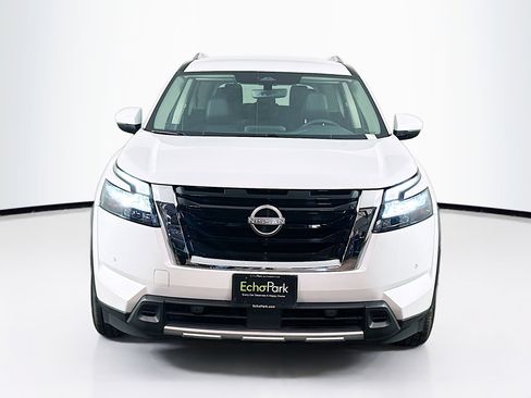 Used 2025 Nissan Pathfinder SL image 2