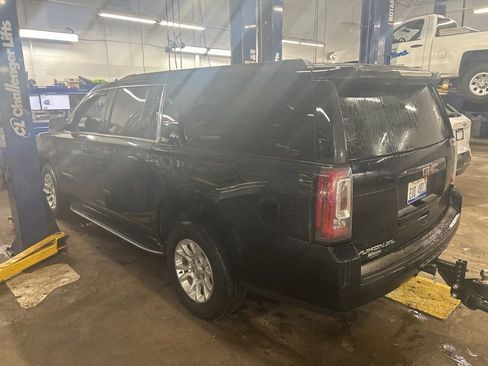 Used 2020 GMC Yukon XL SLT image 2