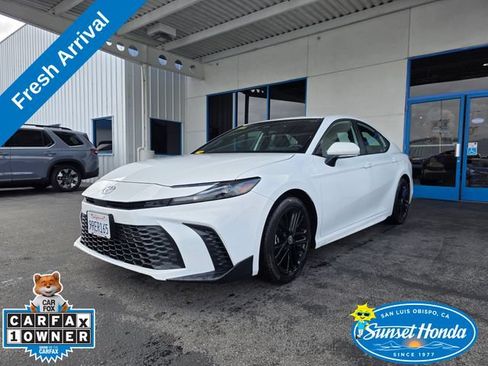 Used 2025 Toyota Camry SE FWD image 1