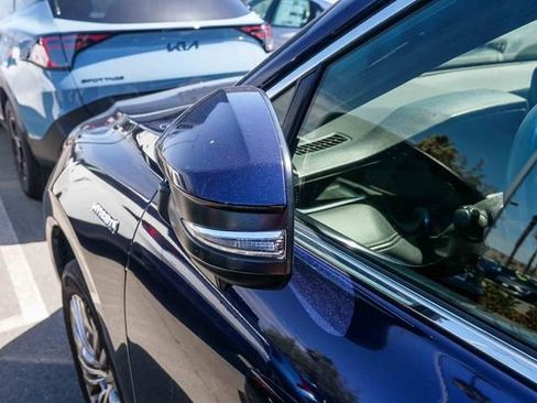 Used 2021 Toyota Venza XLE w/ Carpet Mat Package (TMS) image 9