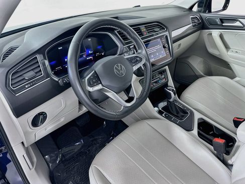 Used 2024 Volkswagen Tiguan SE FWD image 9