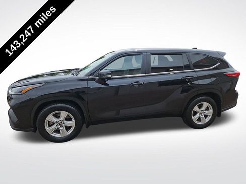 Used 2023 Toyota Highlander LE AWD/4WD image 2