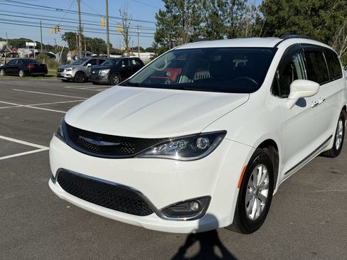 Used 2019 Chrysler Pacifica Touring-L FWD image 2
