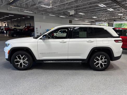 Used 2025 Jeep Grand Cherokee Limited AWD/4WD image 4