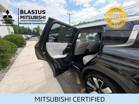Used 2025 Mitsubishi Outlander AWD image 29