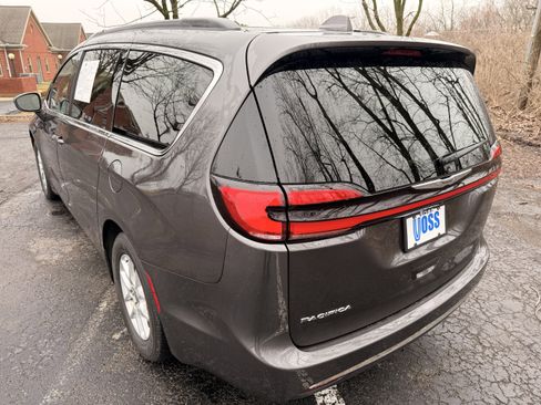 Used 2022 Chrysler Pacifica Touring-L image 5