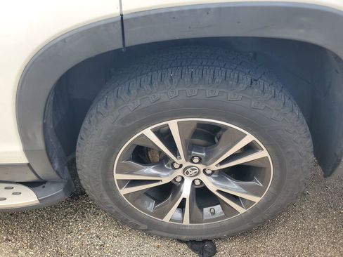 Used 2019 Toyota Highlander LE FWD image 6