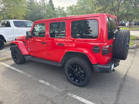 Used 2021 Jeep Wrangler Unlimited Sahara w/ Cold Weather Group AWD/4WD image 13