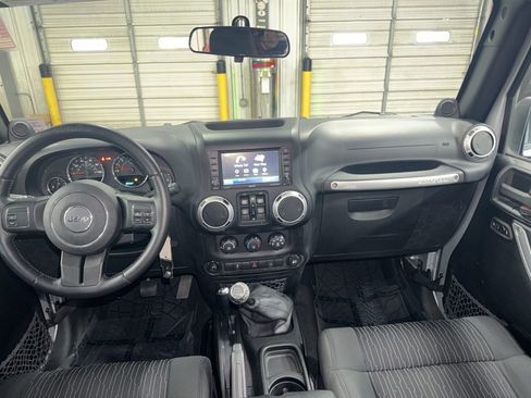 Used 2012 Jeep Wrangler Unlimited Sahara image 32