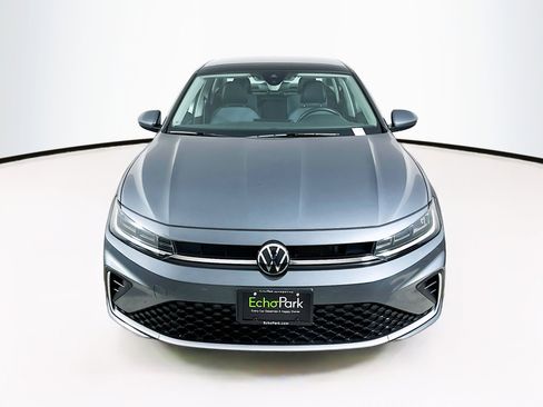 Used 2025 Volkswagen Jetta SE image 2