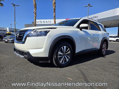Used 2024 Nissan Pathfinder SL FWD image 2