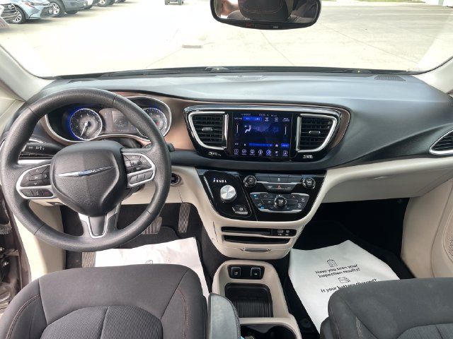Used 2017 Chrysler Pacifica Touring w/ Tire & Wheel Group FWD image 22