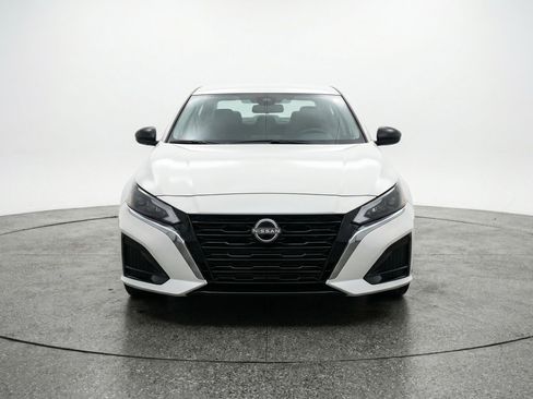 Used 2025 Nissan Altima 2.5 SV image 2