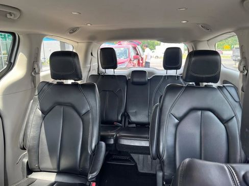 Used 2023 Chrysler Pacifica Touring-L image 16