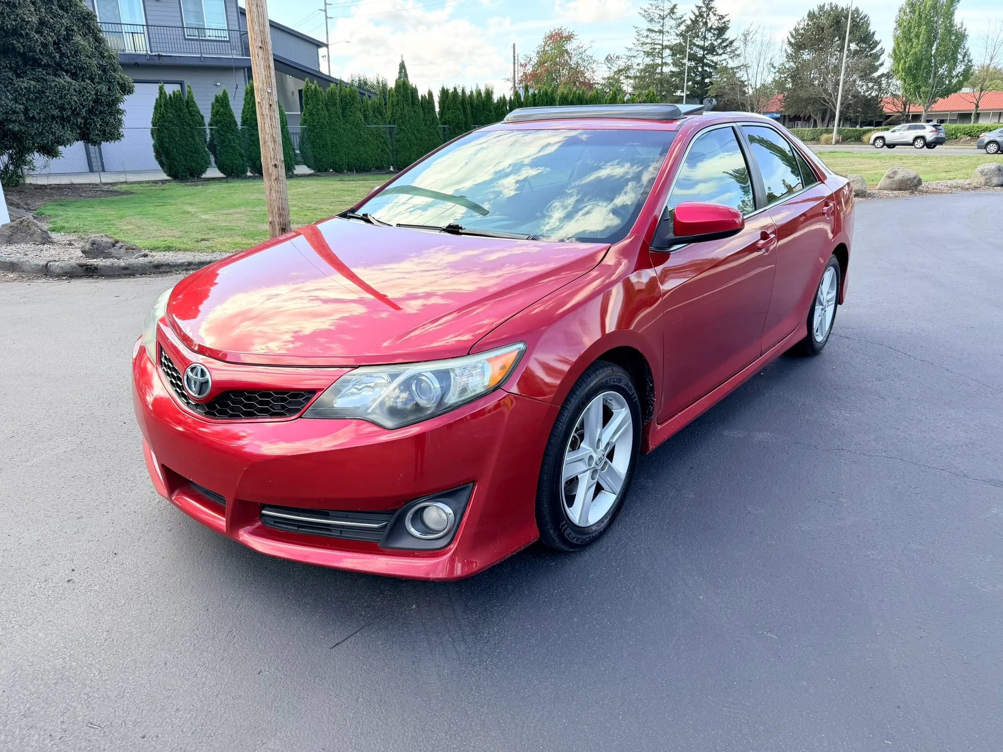 Used 2014 Toyota Camry SE w/ Moonroof Package FWD image 1