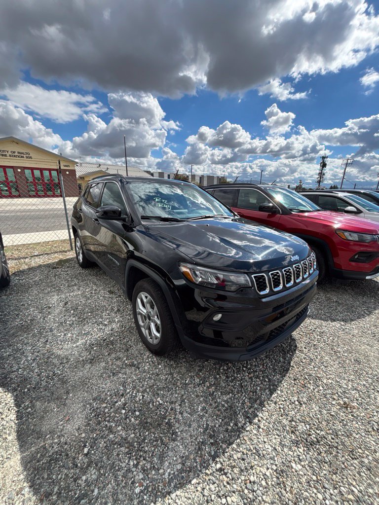 Used 2025 Jeep Compass Latitude w/ Sun & Sound Group AWD/4WD image 3