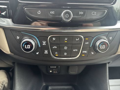 Used 2023 Chevrolet Traverse Premier FWD image 21