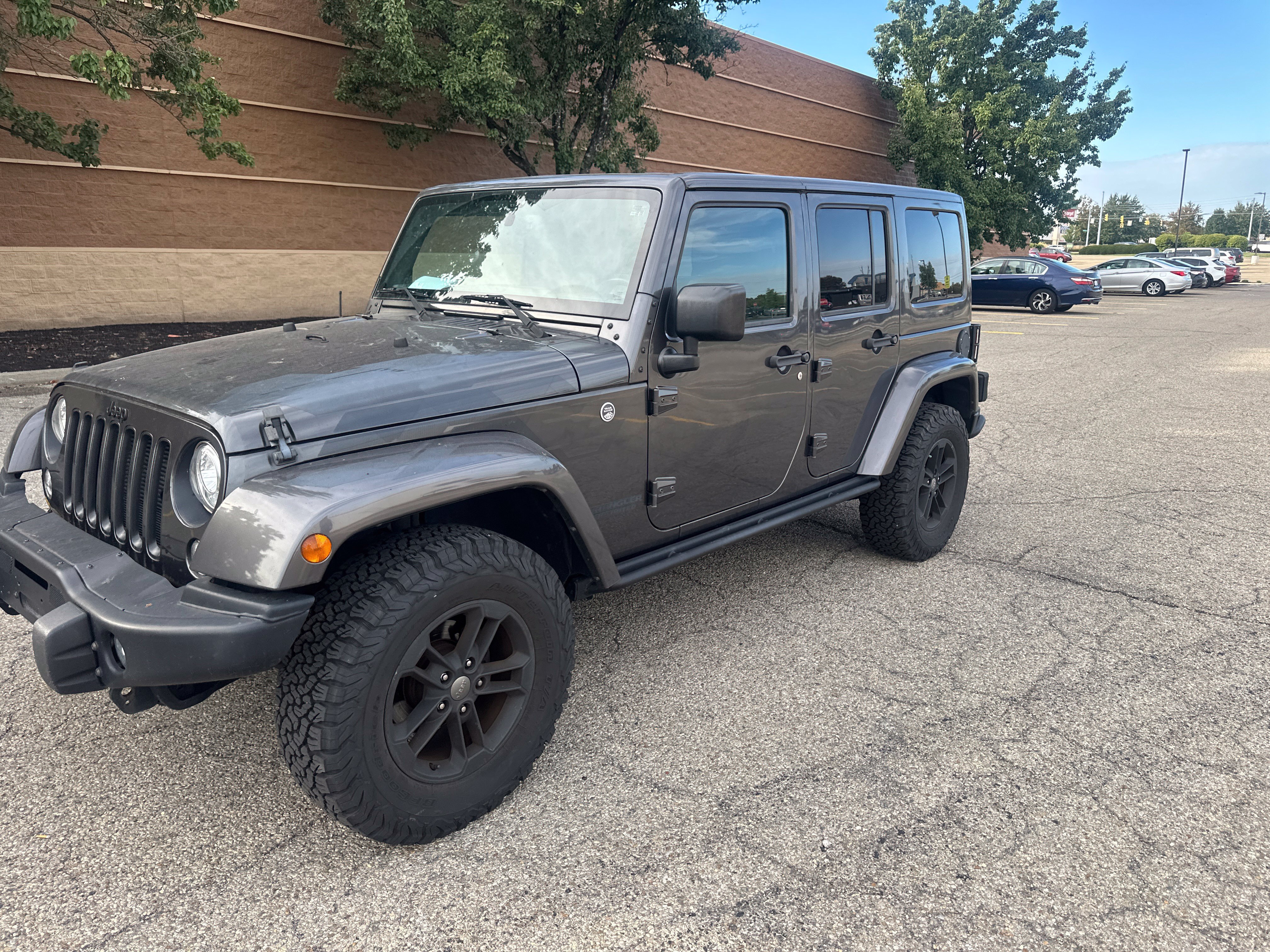 Used 2017 Jeep Wrangler Unlimited Sahara AWD/4WD image 8