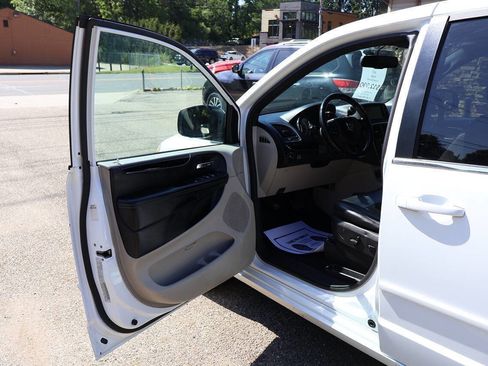 Used 2017 Dodge Grand Caravan SXT FWD image 28