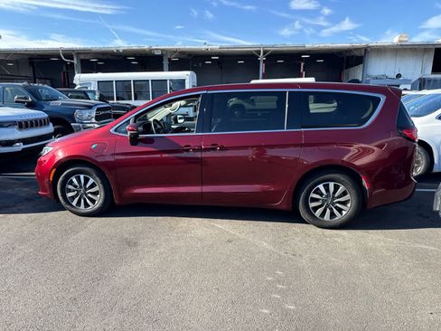 Used 2023 Chrysler Pacifica Touring-L FWD image 5