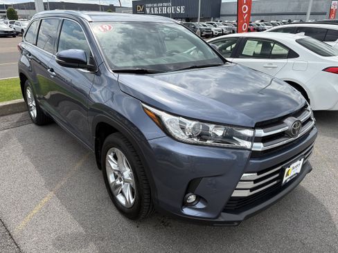 Used 2019 Toyota Highlander Limited AWD/4WD image 2