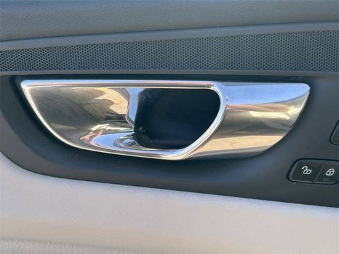 Used 2021 Volvo XC60 T5 Momentum w/ Protection Package Premier image 26