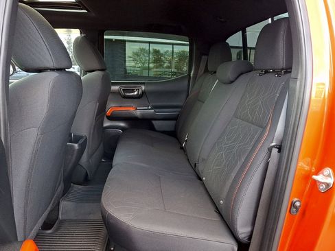 Used 2017 Toyota Tacoma TRD Off-Road w/ Premium & Technology Package image 12