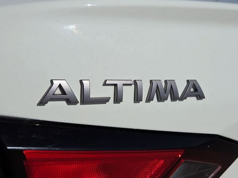 Used 2025 Nissan Altima 2.5 SV FWD image 11