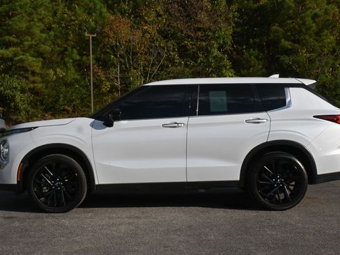 Used 2023 Mitsubishi Outlander SE image 6