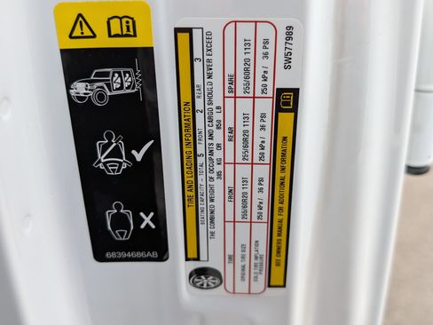 Used 2025 Jeep Wrangler Sahara AWD/4WD image 37