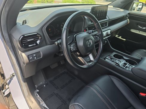 Used 2025 Honda Pilot TrailSport image 16