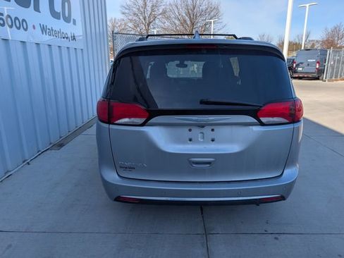 Used 2017 Chrysler Pacifica Touring-L Plus image 16