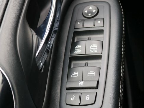 Used 2017 Dodge Grand Caravan SE image 19