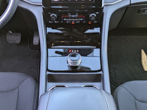 Used 2025 Jeep Grand Cherokee Laredo X image 20