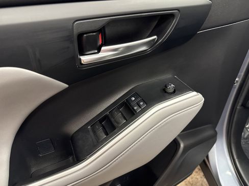 Used 2021 Toyota Highlander XLE image 28