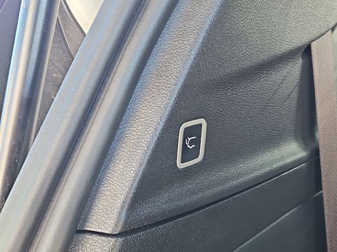 Used 2021 Chrysler Pacifica Limited w/ Uconnect Theater Family Group image 7