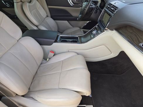 Used 2018 Lincoln Continental Reserve w/ Rear-seat Package image 9