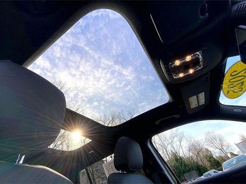 Used 2025 Mercedes-Benz GLB 250 4MATIC image 11