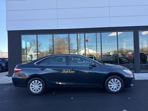 Used 2017 Toyota Camry LE image 2