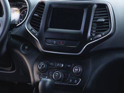 Used 2019 Jeep Cherokee Latitude Plus image 12