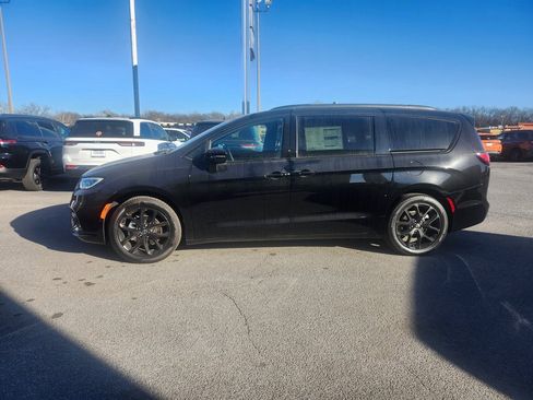 New 2026 Chrysler Pacifica Limited image 2