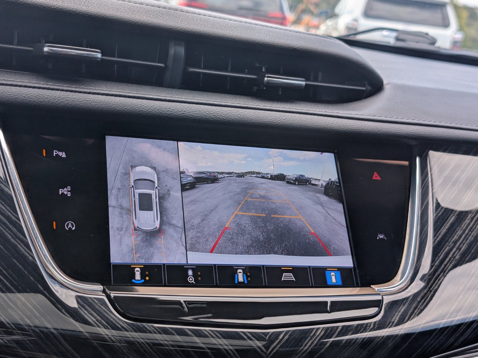 Used 2023 Cadillac XT6 Premium Luxury w/ Technology Package AWD/4WD image 7