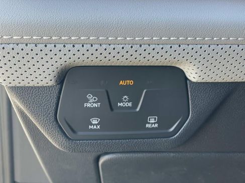 Used 2025 Volkswagen Atlas Cross Sport SEL R-Line image 17